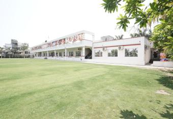 Hotel Royal Inn allows 18 year olds to book a room