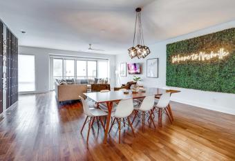 Downtown Luxury o 10 Beds & Free Parking allows 18 year olds to book a room