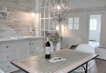 Store Ejlstrup Bed & Breakfast allows 18 year olds to book a room