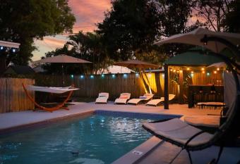 Serenity Retreat Pool/Spa BBQ WorkSpace WiFi 3Bdrm has rooms with a private hot tub