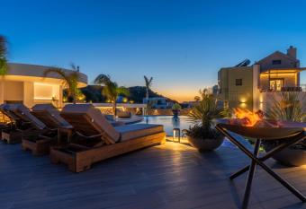 Rhode Luxury Villa has rooms with a private hot tub