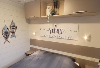 Chalet Sea-renity Lakeside met jacuzzi has rooms with a private hot tub