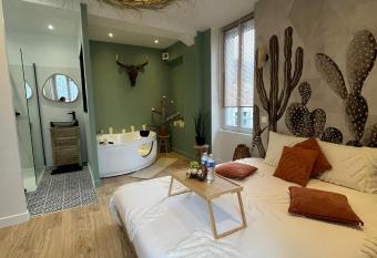 Suite avec Jacuzzi, 15 min de Disneyland Paris has rooms with a private hot tub