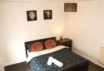 AmazenHome - Stylish 3 bed - House of Ebony has Balcony rooms