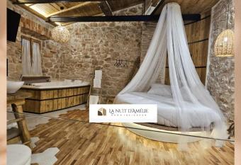 La Nuit d Am  lie has rooms with a private hot tub