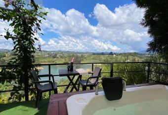 Suite Gold Rocks Glamping has rooms with a private hot tub