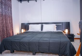 Apartment El Jeffe Medellin has rooms with a private hot tub