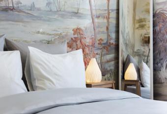 House Sao Bento allows 18 year olds to book a room