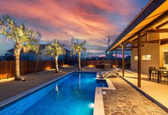 moe-luana has rooms with a private hot tub