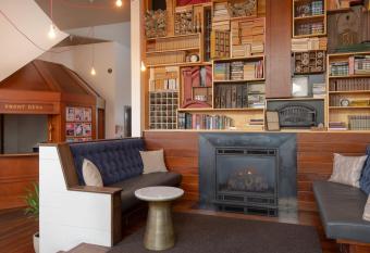 Selina Commodore Astoria allows 18 year olds to book a room