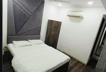 HOTEL PACIFIC has Balcony rooms