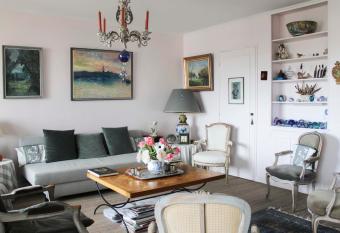 Comfortable flat with view on the Eiffel Tower has Balcony rooms