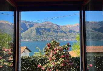 Charming House on the Lake has Balcony rooms