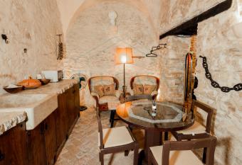 Mazmorra BDSM    La Cueva    allows 18 year olds to book a room