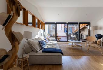 La maison des canailles has Balcony rooms