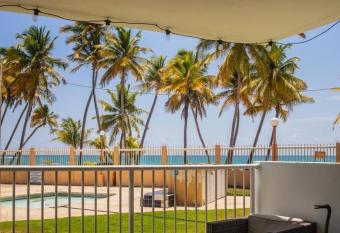 Ocean Blue Beach Apt has rooms with a private hot tub