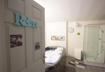   tape Gimontoise 32 allows 18 year olds to book a room