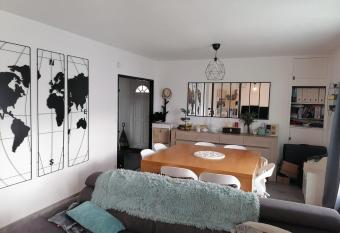 Maison de 4 chambres avec vue sur la ville jardin clos et wifi a Senlis has Balcony rooms