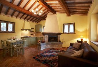 Casale Favilluta has rooms with a private hot tub