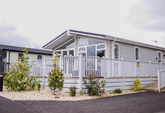 Remarkable 3-Bed Lodge in Honiton has Balcony rooms