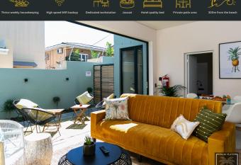 Brand New The Palm Flats Golden glow with a Jacuzzi allows 18 year olds to book a room