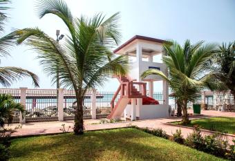 Beautiful Hotel In Greater Accra Region 1 has Balcony rooms