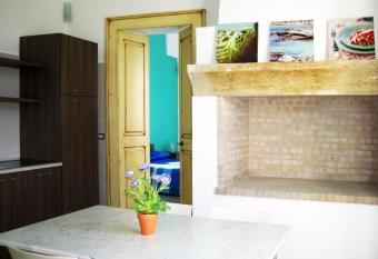 Salento Houses & Idro Suites has rooms with a private hot tub