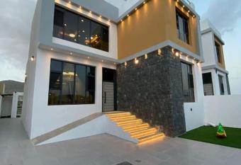 Azaheer Villa has rooms with a private hot tub