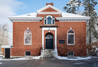 Spofford Lodge - Inkwell Suite allows 18 year olds to book a room