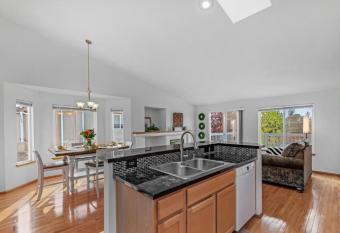 New Ridge View Marysville 3 beds 2 baths allows 18 year olds to book a room