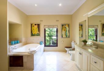 Ibis House has rooms with a private hot tub