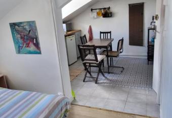 Cosy studio Clichy Levallois allows 18 year olds to book a room