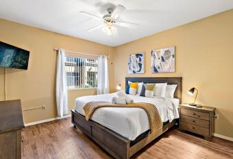 1BD Resort Amenities Scottsdale Pool & Gym has rooms with a private hot tub