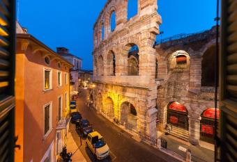 Verona Suites has rooms with a private hot tub