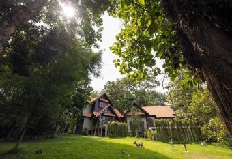 Lanna Charm 5BR Villa in Maerim has rooms with a private hot tub