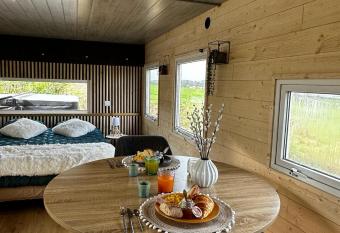 La Cabane D Emma Spa&Sauna priv   allows 18 year olds to book a room