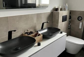 Sch  ne moderne Wohnung, Terrasse has Balcony rooms