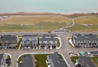 3 bedroom 3 bathroom Lake view townhouse has Balcony rooms