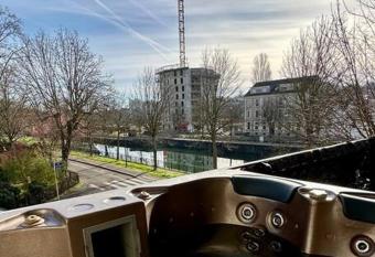 Maison de maitre avec Jacuzzi has rooms with a private hot tub