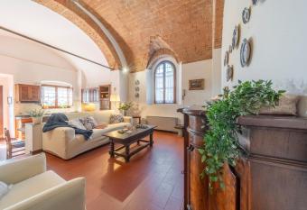 Charming Florentine Hideout has rooms with a private hot tub