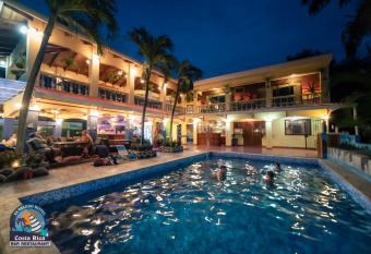 Hotel El Velero allows 18 year olds to book a room