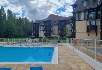2 pi  ces avec piscine chauff  e has Balcony rooms