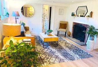 Cozy, Renovated 1Bed Suite, Full Kitchen, 5 min to Westport allows 18 year olds to book a room