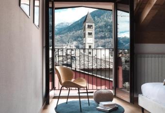 PENTHOUSE CON VISTA [6 minuti dal Bernina Express] has Balcony rooms