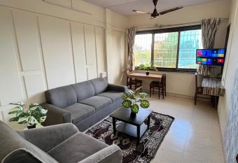 Classy & Cozy 1BHK @ Ville Parle Mumbai has Balcony rooms