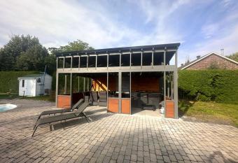 L'Oasis Urbaine has rooms with a private hot tub