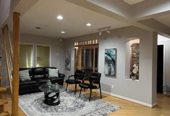 Charming Affordable Accommodation 20 min to Toronto has Balcony rooms