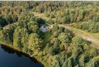 Lovely Muskoka Waterfront Cottage-Hot tub & Sauna! has rooms with a private hot tub