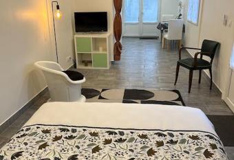 Trois Lilas ligne C has Balcony rooms