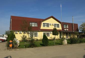 Conacul de pe Lac allows 18 year olds to book a room